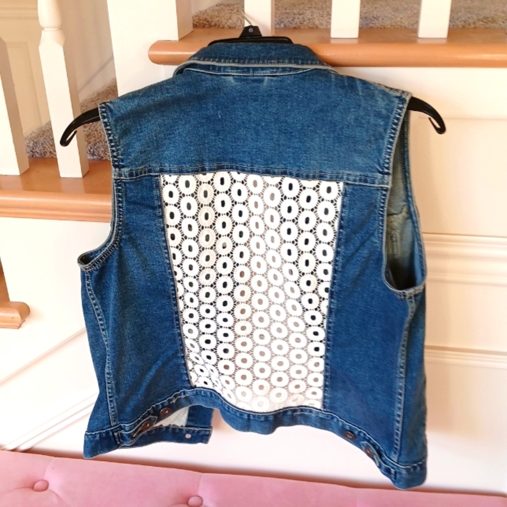 Vince Camuto jean/lace back vest size Small button front chest pockets w/ flaps - Picture 3 of 3